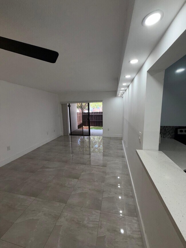 Building Photo - 9405 Fontainebleau Blvd