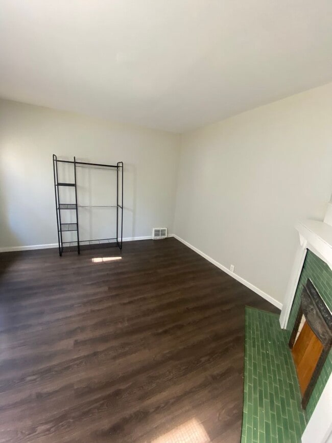 Building Photo - 158 E Northwood Ave