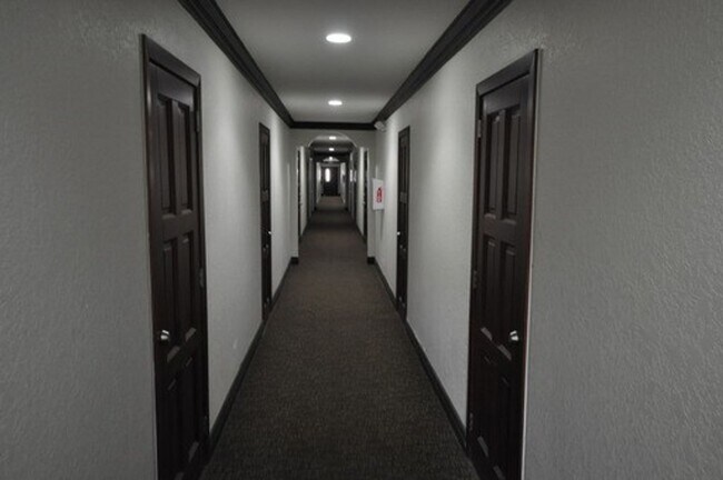 Building Photo - Up to 2 Months Free! Spacious 1/1 in Centr...