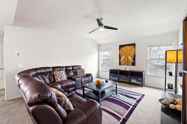 Building Photo - 525 Golden Creek Dr