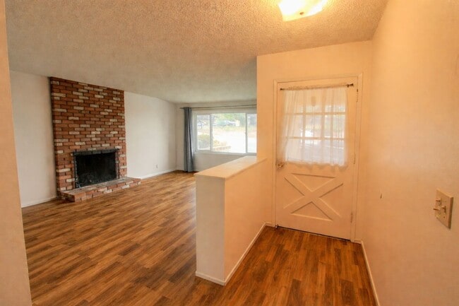 Building Photo - 4-Bedroom House with Fenced Backyard **Fresh Paint and New Flooring