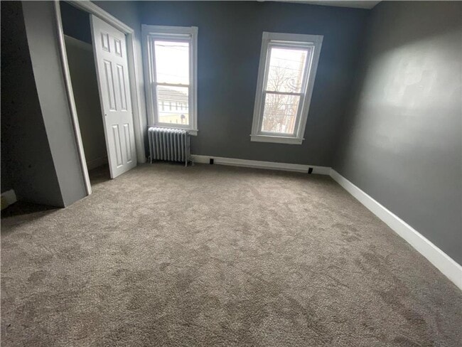 Building Photo - Charming three-bedroom row house available for rent in the desirable Nazareth