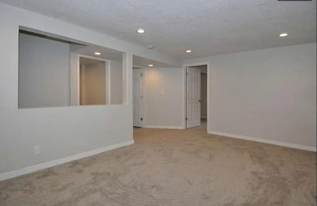 Building Photo - 4 Bedroom/ 2 Bathroom house in Midvale