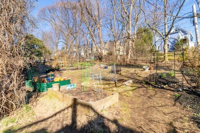 Building Photo - 23 Wenham St
