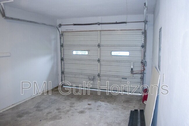 Building Photo - 738 Carondelay Dr