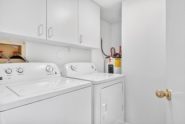 Building Photo - 5021 Oakhill Ln