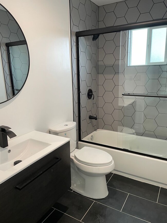 Building Photo - REST OF NOVEMBER FREE! Spacious 4 Bedroom ...