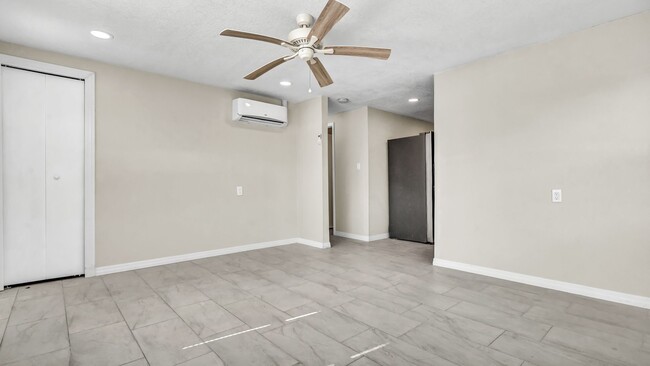 Building Photo - Newly Renovated 3BD/2BTH Apartment.