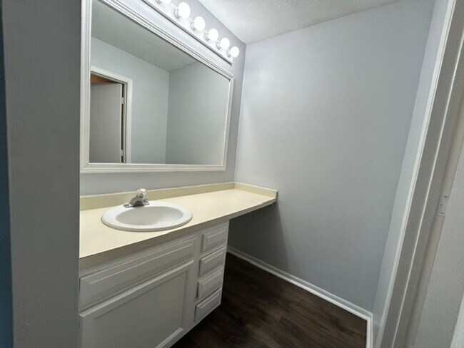 Building Photo - 819-823 Riverview Terrace