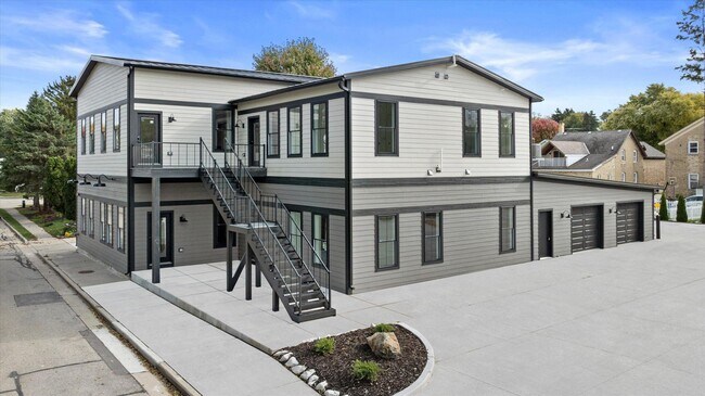 Building Photo - 308 Oak St