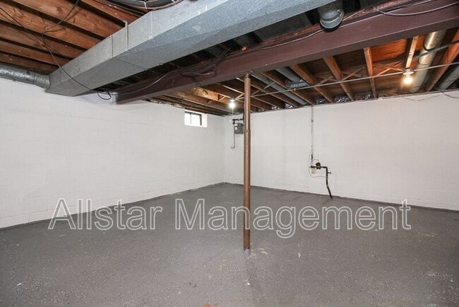 Building Photo - 404 E 215th St