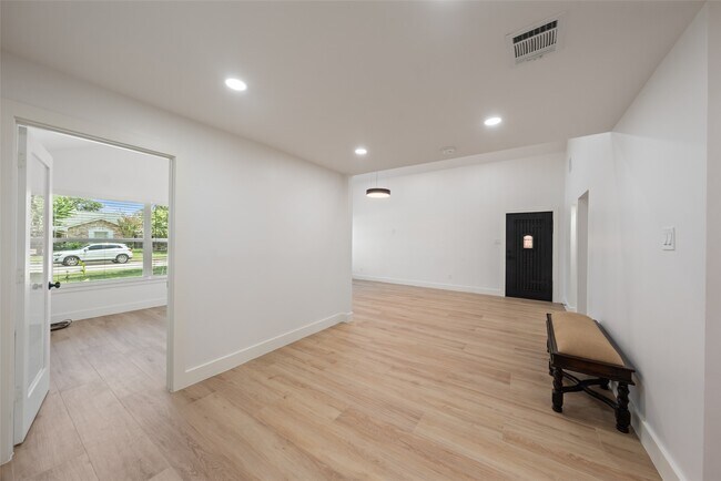 Building Photo - 9323 Portal Dr