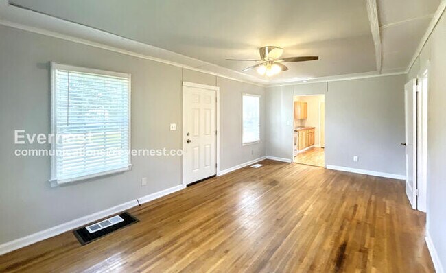 Building Photo - 2 Bed, 1 Bath with Laundry Hookups / Pet-F...