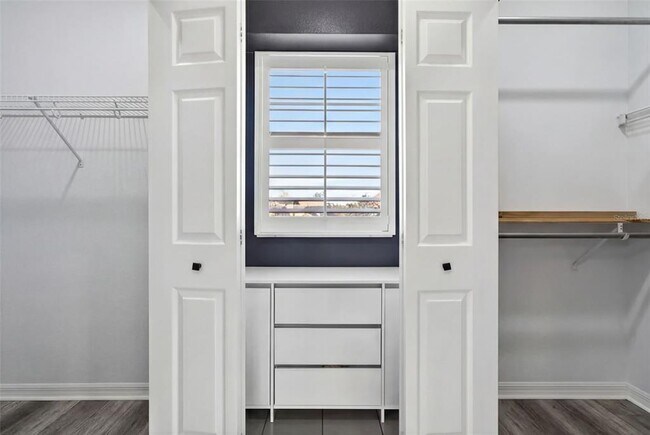 Building Photo - 8111 Santa Rosa Ct