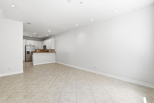 Building Photo - 127 E Thatch Palm Cir