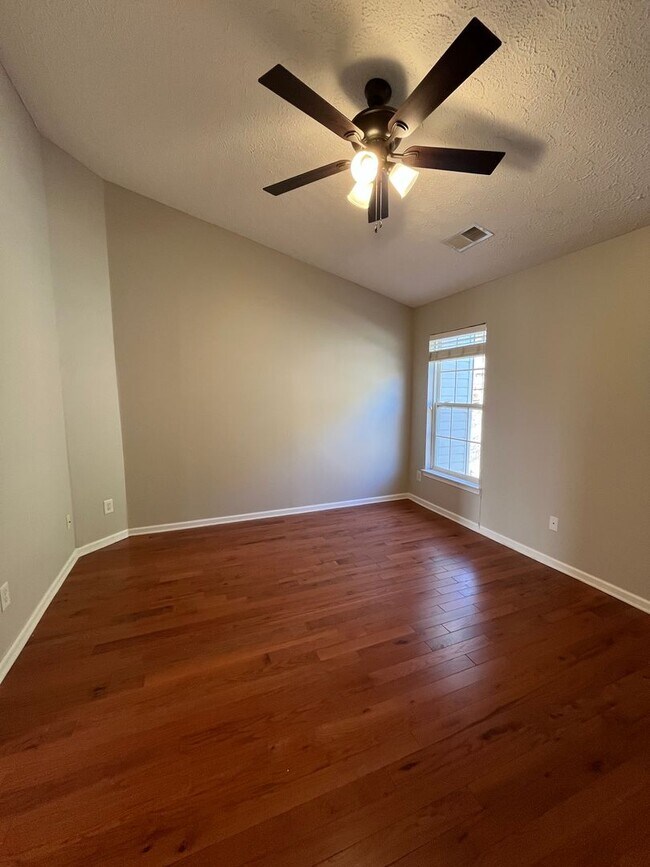 Building Photo - 2 Bedroom/ 2.5 Bath Townhome with 1 Car Garage, Laminate Floors, Minutes to Bellevue and Nashvill...
