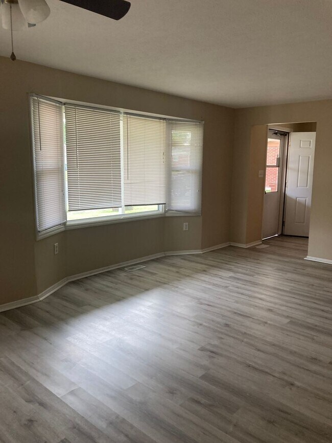Building Photo - Must See! Large 3 Bedroom, 2 Bath Ranch Ho...