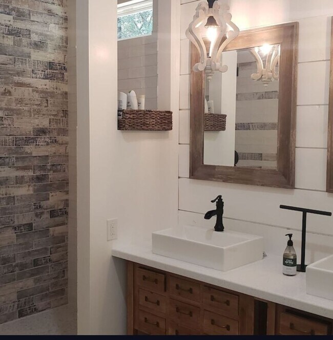 Building Photo - Charming 2BR House in Coldspring