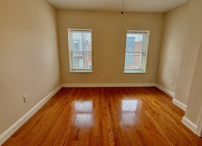 Building Photo - SPACIOUS 3BR/1BA HOUSE w/ Central AC-HARDW...