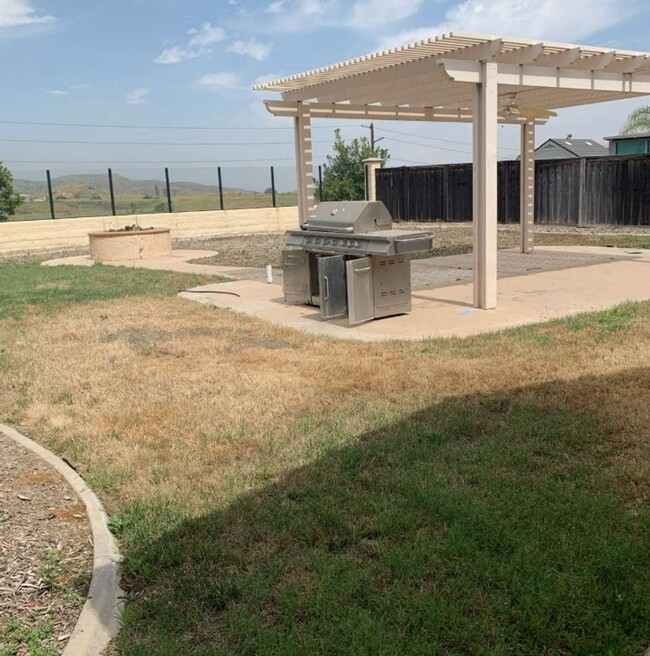 Building Photo - Spacious 3 Bed / 2 Bath Home in the Desira...