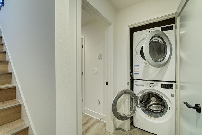 Building Photo - 3Bd/1.5Ba Seattle Townhouse
