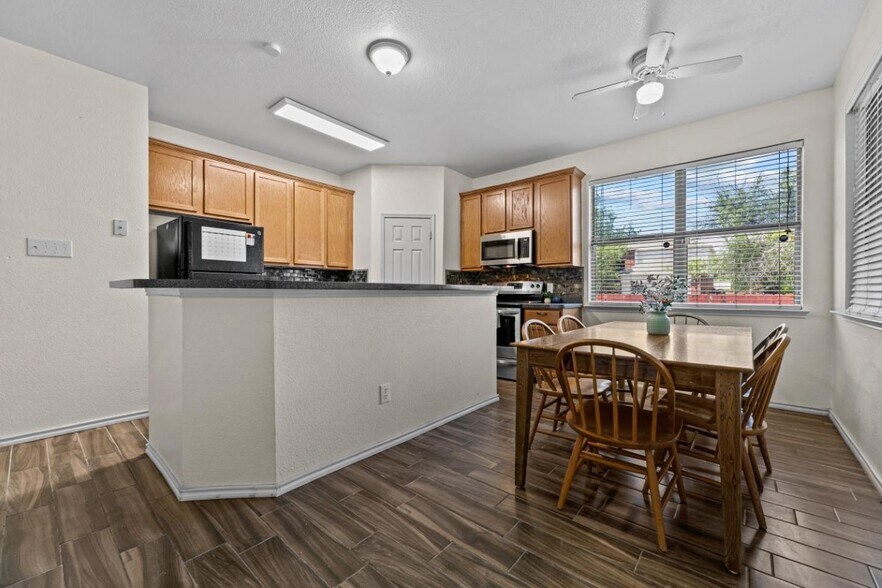 Building Photo - Stunning Fort Worth home in a sought-after...