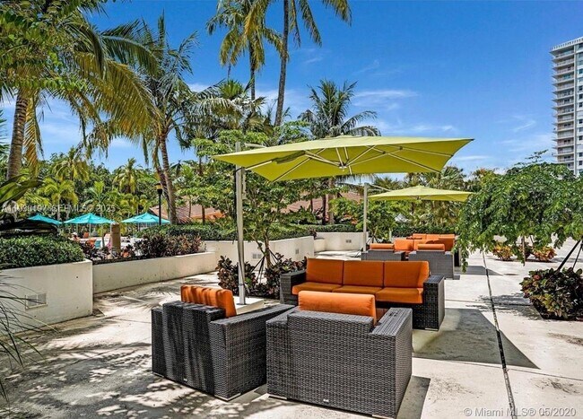 Building Photo - 100 Bayview Dr