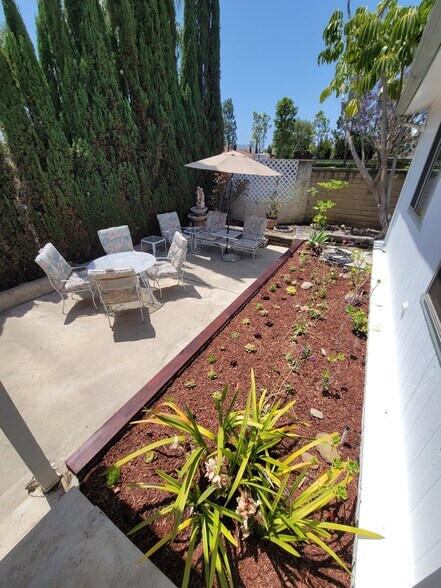 Side patio - 18 Tahquitz Ct