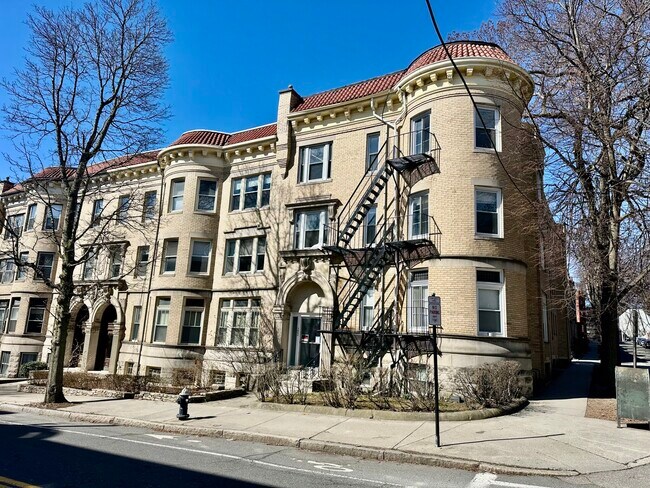 Building Photo - 202 St Paul St