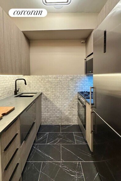 Building Photo - 410 W 24 St