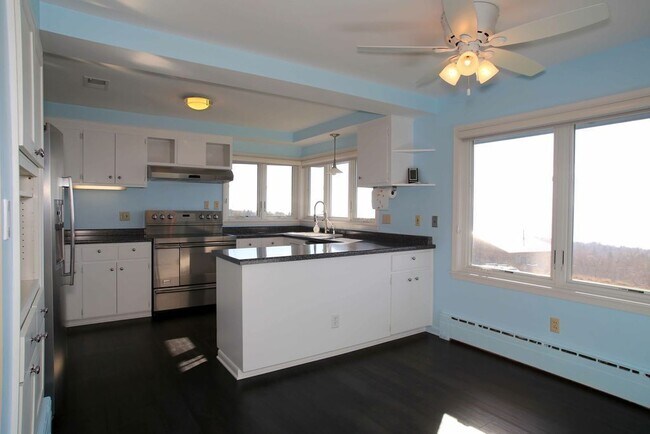 Building Photo - AVAILABLE AUG 19th - 4 BEDROOM 3 BATHROOM - GORGEOUS LAKE VIEWS