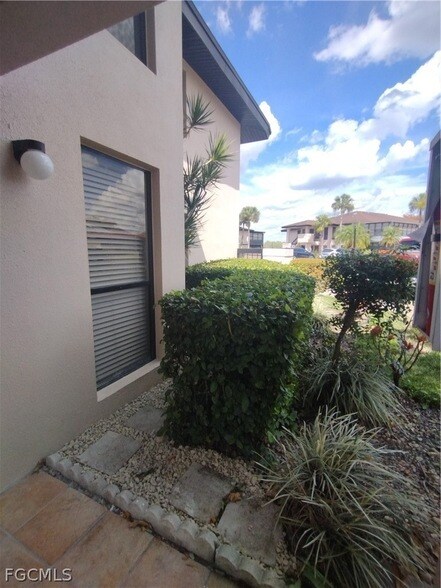 Building Photo - 1069 Villa Dr