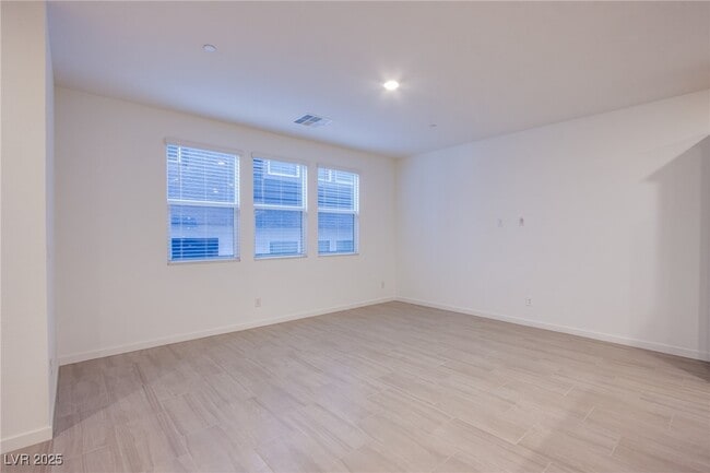 Building Photo - 139 Aqua Cmns