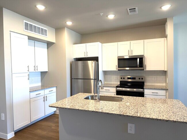 Building Photo - 1700 Daleside Ln