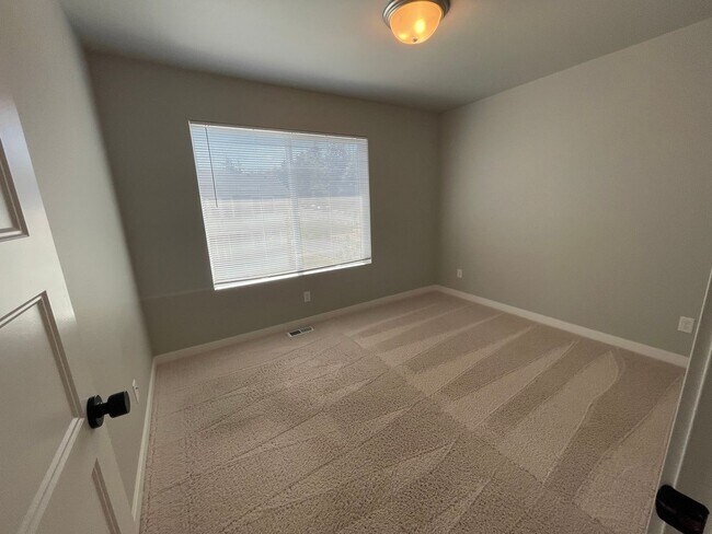 Building Photo - Like New 2022 Built 5 bedroom home