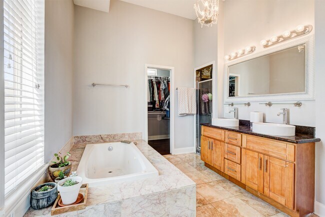 Building Photo - 1124 W Dallas St