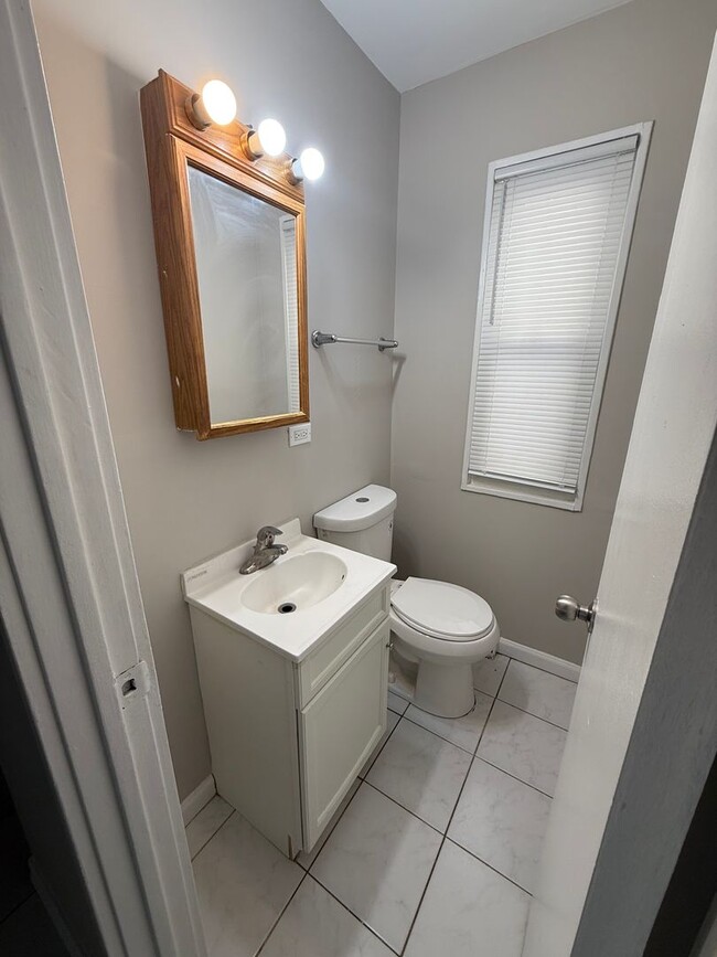 Building Photo - Albany Park 2 Bedroom 1 1/2 Bath 2 Story T...