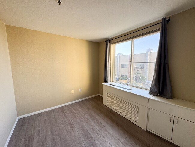 Building Photo - Porto di Italia Little Italy View Condo  1/1 includes parking
