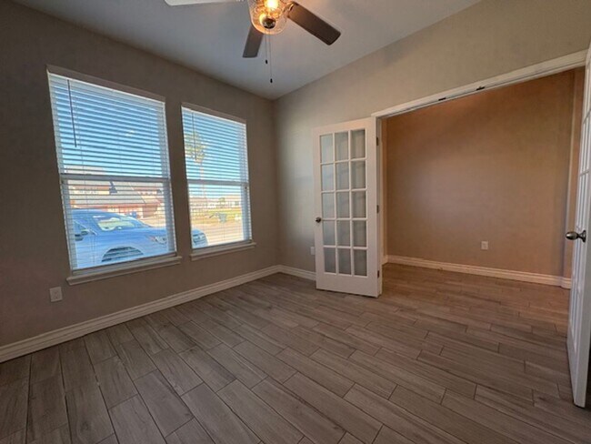 Building Photo - DCR602