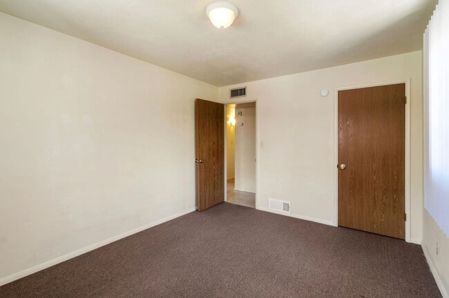 Building Photo - Charming Townhome near UA