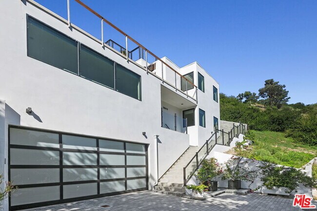 Building Photo - 3843 Rambla Pacifico St
