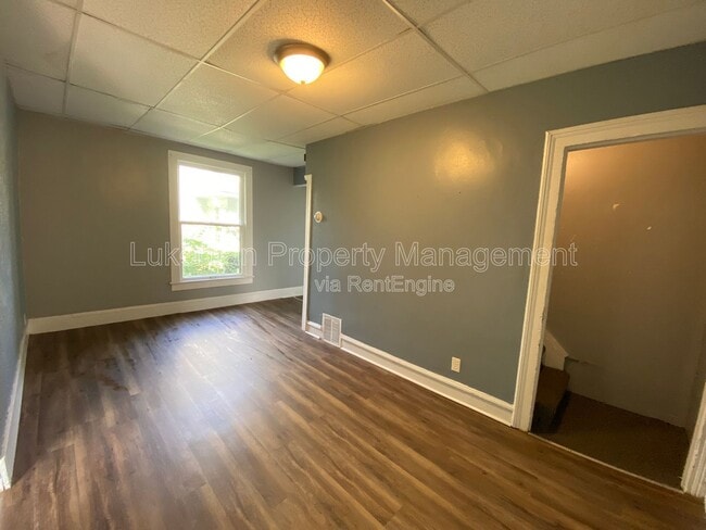 Building Photo - 827 W Cedar St