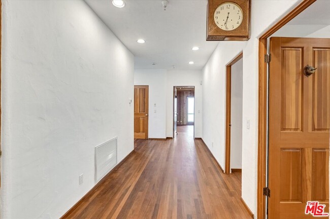 Building Photo - 3916 Rambla Orienta