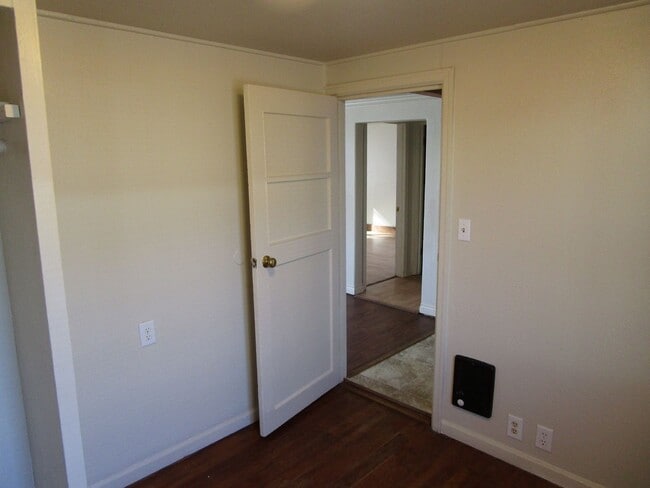 Building Photo - *PRICE REDUCED* 2 Bedroom Home with Large ...