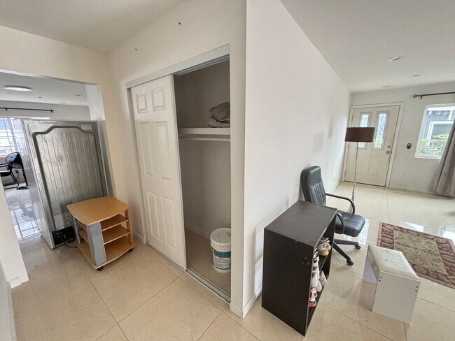 Building Photo - 1654B Olona Ln