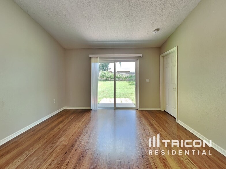 Building Photo - 7833 Manor Dr