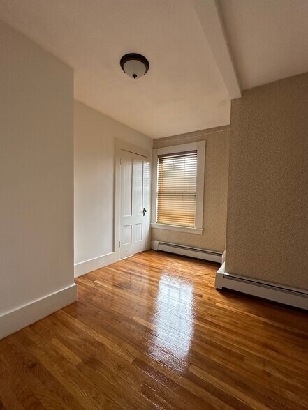 Third bedroom, ideal for guests or office - 9 Buxton Ct