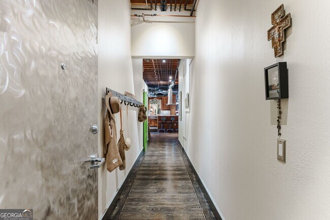 Building Photo - 585 White Cir