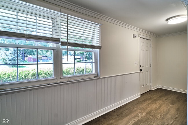 Building Photo - 635 Lake View Dr