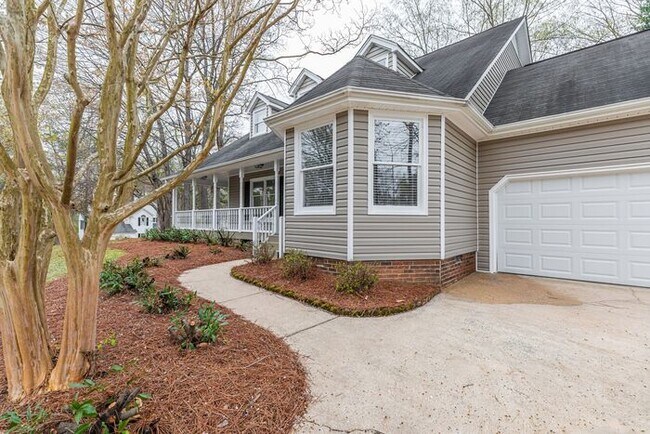 Building Photo - NW Large Updated Home! LR, DR, Den, FP, Ha...